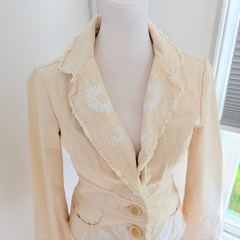 White House Black Market Denim Jacket 4 Boho Cream Embroidered Floral Raw Fringe - Picture 4 of 8